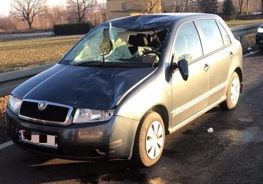 Bryła lodu spadła na samochód. Kierująca w poważnym stanie