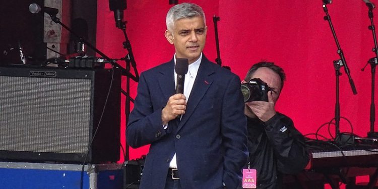 Burmistrz Londynu uderza w Polskę za „pisanie historii na nowo”