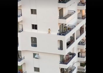 Dziecko spacerowało kilkadziesiąt metrów nad ziemią. Jest nagranie [WIDEO]