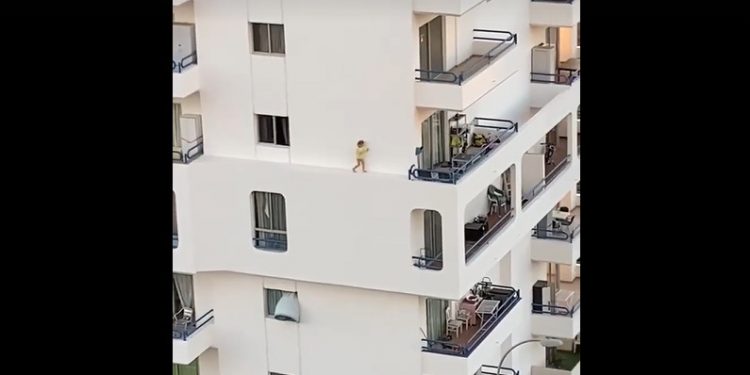 Dziecko spacerowało kilkadziesiąt metrów nad ziemią. Jest nagranie [WIDEO]