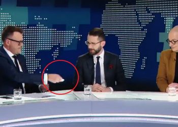 Zaskakująca sytuacja w programie. Polityk PiS dostał na wizji serduszko WOŚP. Jak zareagował? [WIDEO]