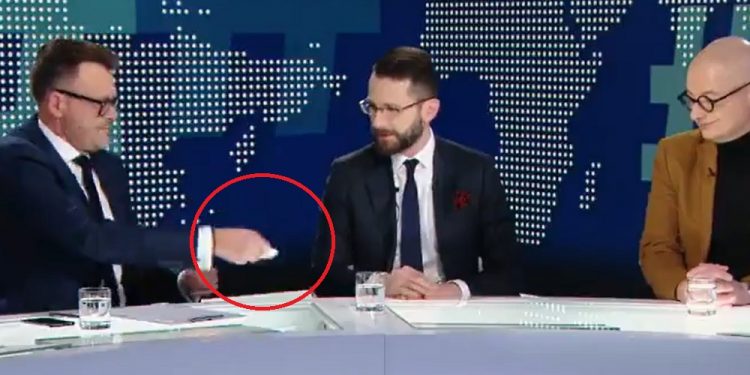 Zaskakująca sytuacja w programie. Polityk PiS dostał na wizji serduszko WOŚP. Jak zareagował? [WIDEO]