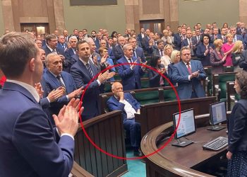 Sejm: Wszyscy posłowie wstali z miejsc, oprócz Korwin-Mikkego. Polityk się tłumaczy