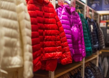 Żywiec: Kupił kurtkę w lumpeksie, a w kieszeni znalazł… plik banknotów. Wiedział, jak należy się zachować