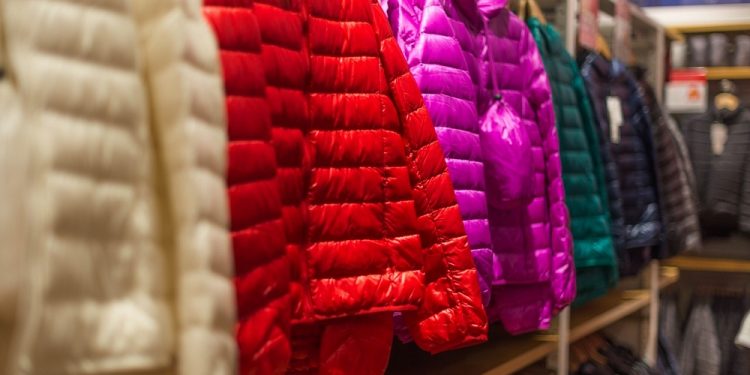 Żywiec: Kupił kurtkę w lumpeksie, a w kieszeni znalazł… plik banknotów. Wiedział, jak należy się zachować