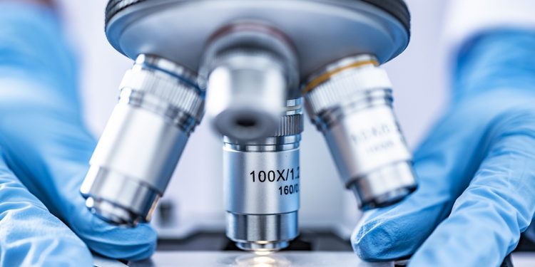 „Wiemy jak zbudowany jest wirus i jak wygląda jego genom”. Krakowscy naukowcy badają koronawirusa