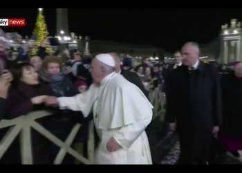 Papież Franciszek przeprosił za „zły przykład”. Chodzi o uderzenie kobiety, która złapała go za rękę [WIDEO]
