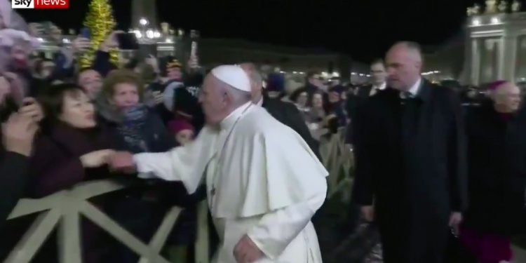 Papież Franciszek przeprosił za „zły przykład”. Chodzi o uderzenie kobiety, która złapała go za rękę [WIDEO]