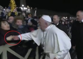 Incydent na Placu św. Piotra. Kobieta szarpnęła za rękę papieża Franciszka [WIDEO]