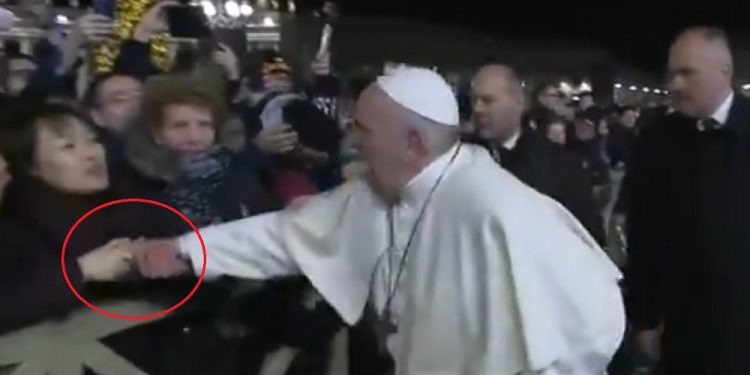 Incydent na Placu św. Piotra. Kobieta szarpnęła za rękę papieża Franciszka [WIDEO]