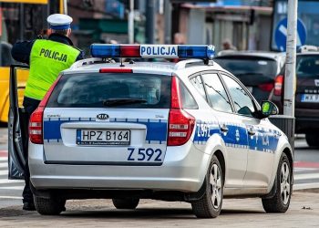 Dane Policji nie postawiają złudzeń. Polacy coraz częściej używają bezprawnie telefonów podczas jazdy