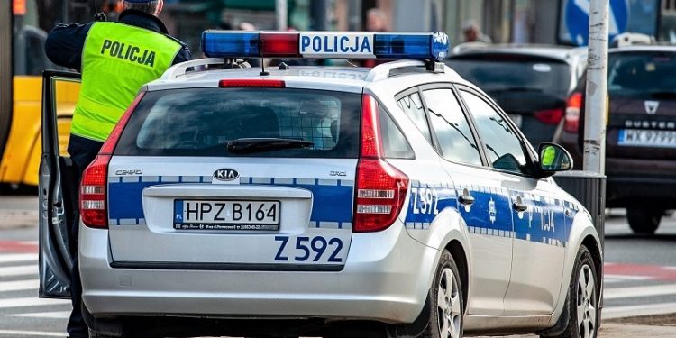 Dane Policji nie postawiają złudzeń. Polacy coraz częściej używają bezprawnie telefonów podczas jazdy