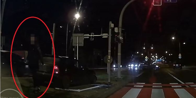 ”Było przecież pomarańczowe!” Kuriozalne zachowanie kierowcy Hondy [WIDEO]