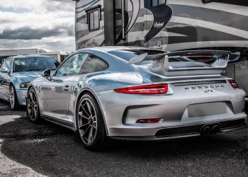 Porsche wjechało w przystanek autobusowy. Kierowca porzucił auto i uciekł