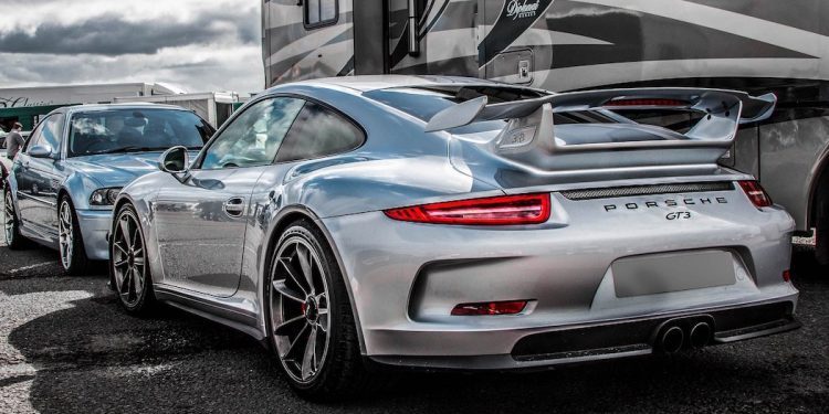 Porsche wjechało w przystanek autobusowy. Kierowca porzucił auto i uciekł