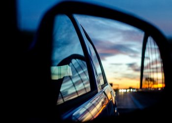 Wiele osób trzyma tak nogi w samochodzie. Zdjęcie rentgenowskie pokazuje, co może się stać