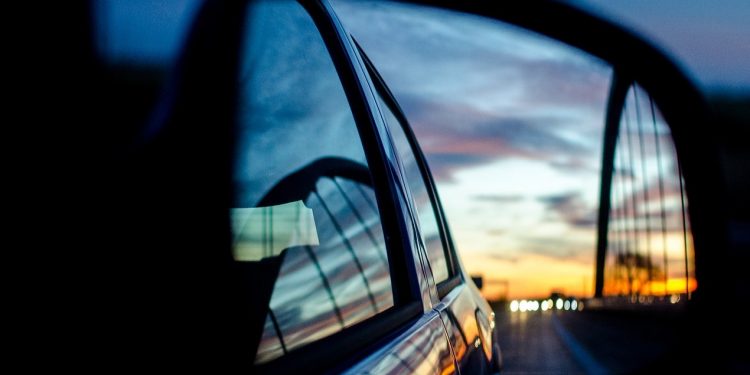 Wiele osób trzyma tak nogi w samochodzie. Zdjęcie rentgenowskie pokazuje, co może się stać