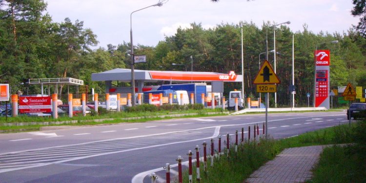 Stacje benzynowe będą objęte zakazem handlu? Zaskakujący postulat