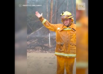 Australia: Tak strażacy zareagowali, gdy pojawił się deszcz. Poruszające nagranie [WIDEO]