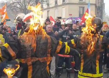 Francja. Strażacy podpalili się na proteście! Jest nagranie [WIDEO]