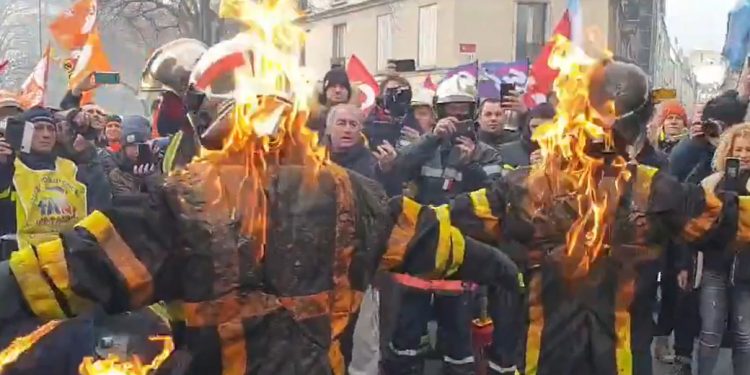 Francja. Strażacy podpalili się na proteście! Jest nagranie [WIDEO]