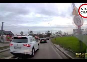 Niebezpieczna sytuacja na drodze. Czy obowiązywała jazda na „suwak”? [WIDEO]