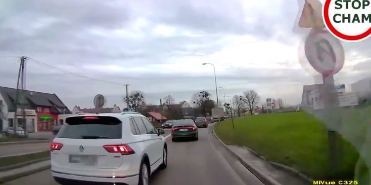 Niebezpieczna sytuacja na drodze. Czy obowiązywała jazda na „suwak”? [WIDEO]