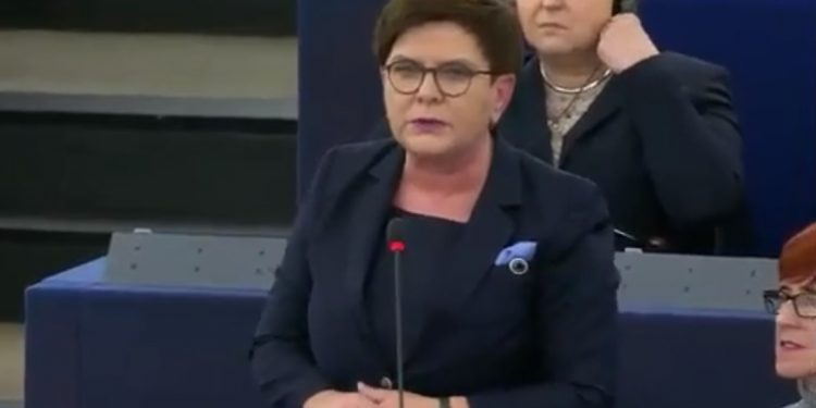 Szydło i Sikorski pokłócili się w Parlamencie Europejskim. Ostra wymiana zdań! [WIDEO]