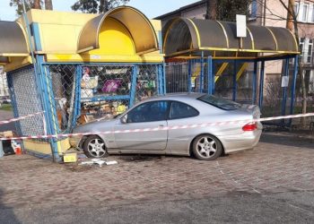 19-latek wjechał w kiosk. Nie żyje 85-letni klient