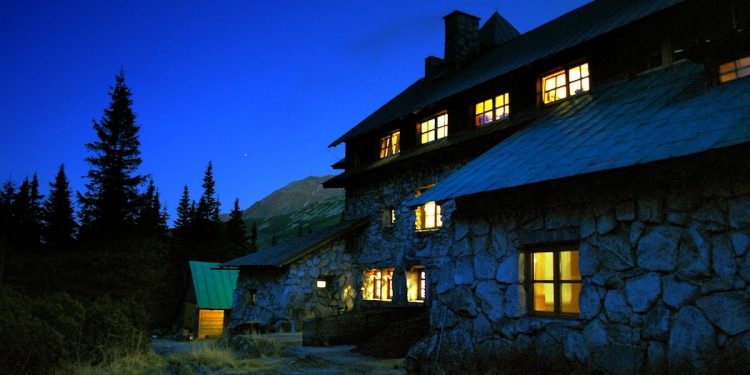 Turyści utknęli na Kasprowym Wierchu. Zaskoczyła ich niekursująca kolejka i zmrok