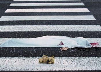 Mocna kampania ZDM w Warszawie. Zakrwawione ciało na pasach [FOTO]