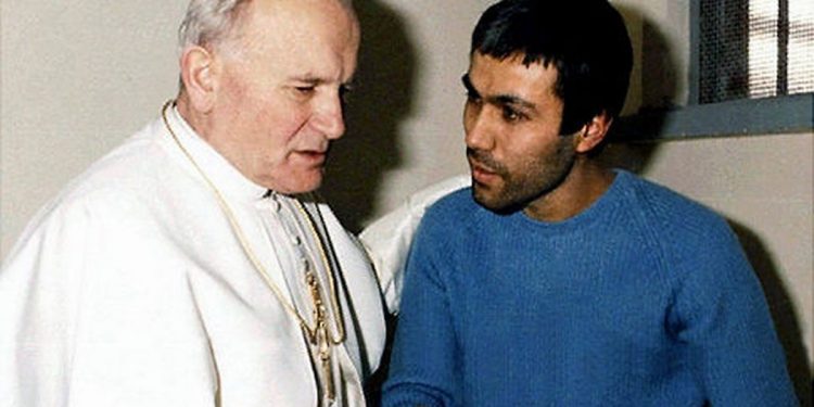 Co obecnie robi Mehmet Ali Agca? Media dotarły do zamachowca Jana Pawła II