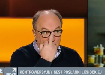 Czarzasty na wizji poprawiał okulary środkowym palcem [WIDEO]