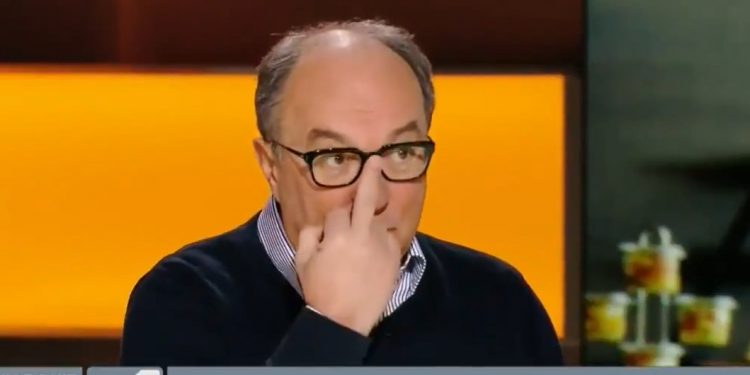 Czarzasty na wizji poprawiał okulary środkowym palcem [WIDEO]