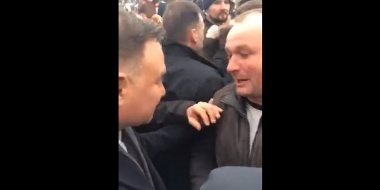 Wzruszony mężczyzna dziękuje Andrzejowi Dudzie. „Żadnego rządu nie obchodziły moje dzieci” [WIDEO]