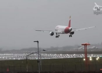 Kilkadziesiąt nieudanych prób lądowania na lotnisku. Nagranie z huraganu Ciara hitem sieci [WIDEO]