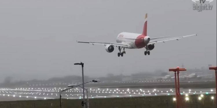 Kilkadziesiąt nieudanych prób lądowania na lotnisku. Nagranie z huraganu Ciara hitem sieci [WIDEO]