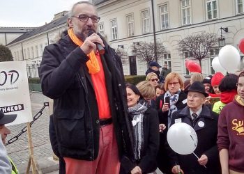 Mateusz Kijowski ma nową pracę. Został… fryzjerem