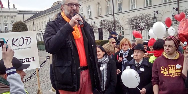 Mateusz Kijowski ma nową pracę. Został… fryzjerem