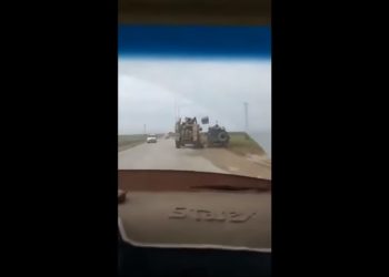 Amerykanie spychają z drogi rosyjski wóz bojowy. Nagranie z incydentu w sieci [WIDEO]