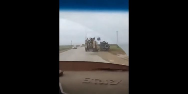 Amerykanie spychają z drogi rosyjski wóz bojowy. Nagranie z incydentu w sieci [WIDEO]