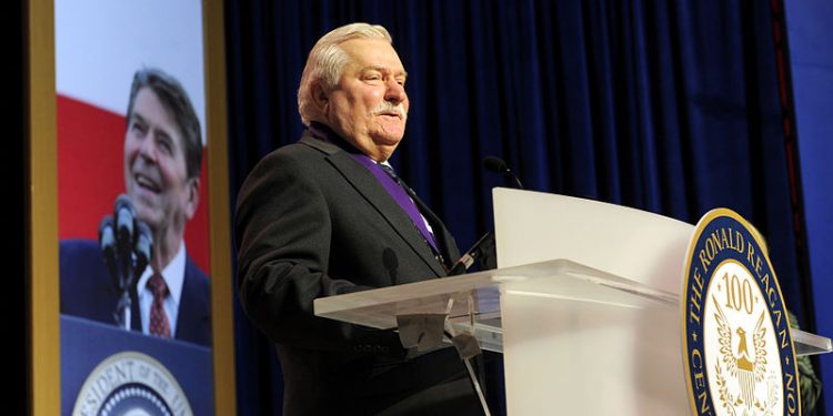 O czym Wałęsa rozmawiał z Clintonem? Odtajnili rozmowę