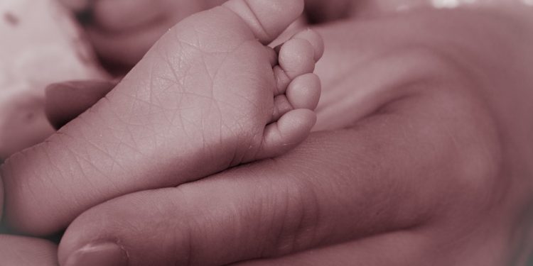 Wykryto u niej koronawirusa zaraz po porodzie. Organizm noworodka sam zwalczył chorobę!