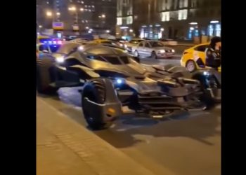 Policjanci skonfiskowali… „batmobil”. Stał na ulicy w Moskwie [WIDEO]