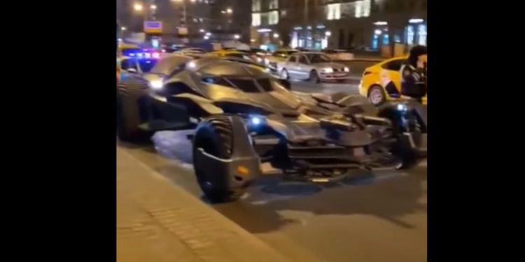 Policjanci skonfiskowali… „batmobil”. Stał na ulicy w Moskwie [WIDEO]