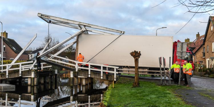 Polski kierowca ciężarówki zniszczył most w Holandii. Zignorował znaki [FOTO]