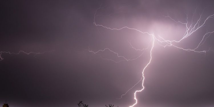 Orkan Sabina dotarł do Polski. Wydano najwyższe ostrzeżenia, wiatr może zagrażać życiu