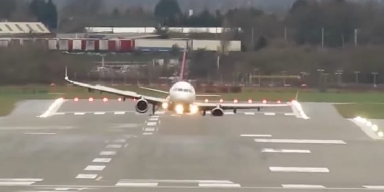 Samolot Wizz Air w Birmingham