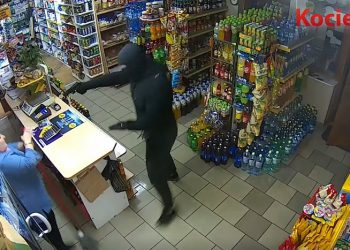 Napadł na sklep z bronią. Przegoniła go sprzedawczyni z… mopem [WIDEO]