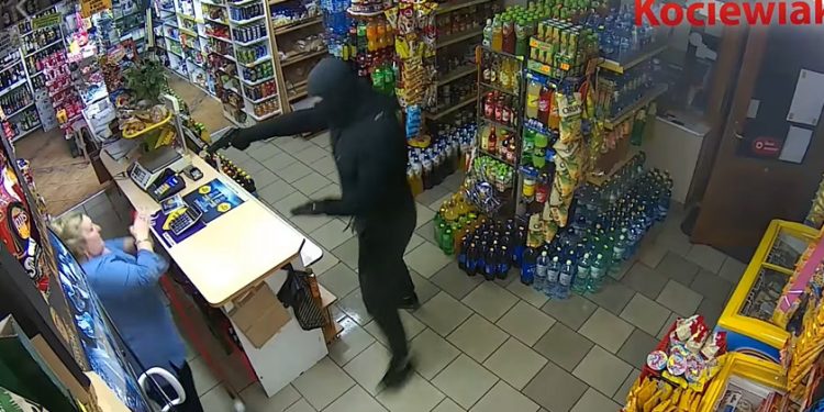 Napadł na sklep z bronią. Przegoniła go sprzedawczyni z… mopem [WIDEO]